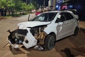 [VÍDEO] Jovem perde controle do carro e bate em três veículos no Aureny III, região sul de Palmas