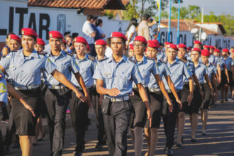 Governo do Tocantins propõe fim de concursos em colégios militares para ampliar acesso de alunos carentes; veja detalhes
