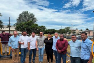 Vereador Walter Viana participa da entrega da revitalização da praça na Arso 31
