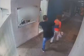 VÍDEO: Motorista de aplicativo agride idosa de 68 anos com chute nas costas em condomínio no RJ