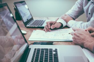 Trabalhador pode ter dois empregos com carteira assinada? Veja regras e cuidados necessários
