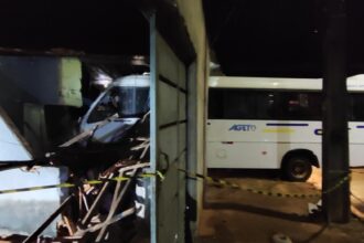 Micro-ônibus colide com residência em Araguaína; estrutura do imóvel fica comprometida