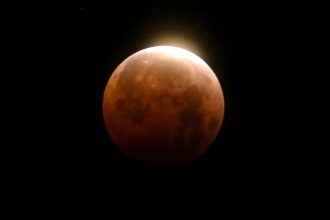 Eclipse total da Lua deixará céu avermelhado nesta sexta; veja horário para observar