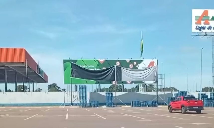 VÍDEO / "Disputa" entre atacadistas gera cena inusitada na Teotônio Segurado, em Palmas; internauta flagra estrutura montada para tapar outdoor
