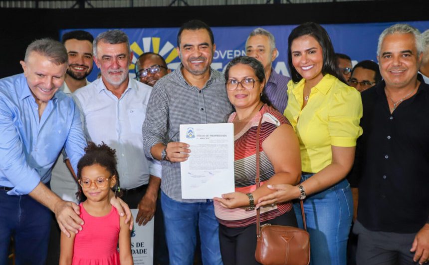 Governador entrega títulos definitivos a 750 famílias da região sul de Palmas e reforça compromisso com regularização fundiária no Tocantins
