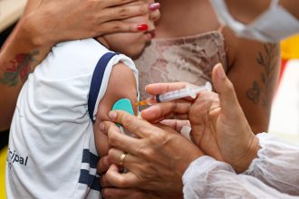 Campanha de vacinação contra HPV e atualização da caderneta escolar começa nesta terça-feira em Palmas; confira locais