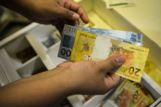Trabalhador pode trocar dívidas mais caras por consignado para CLT