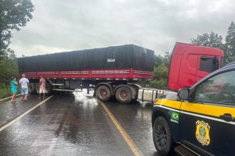 Acidente entre carro e carreta deixa jovem ferido e interdita trecho da BR-153 no norte do Tocantins