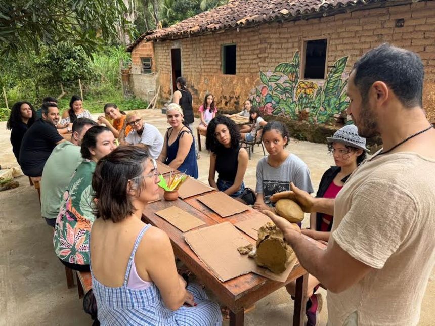 Oficina gratuita ensina crianças a modelar bichos do Cerrado em cerâmica neste domingo em Taquaruçu