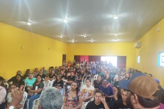 Profissionais da educação entram em greve em Araguaína e fazem protesto no centro comercial