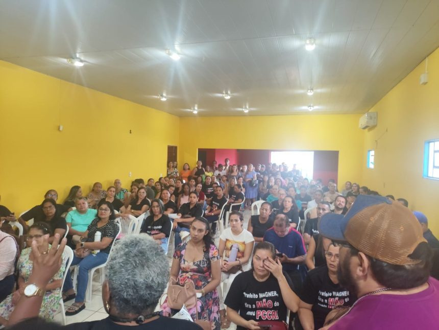 Profissionais da educação entram em greve em Araguaína e fazem protesto no centro comercial