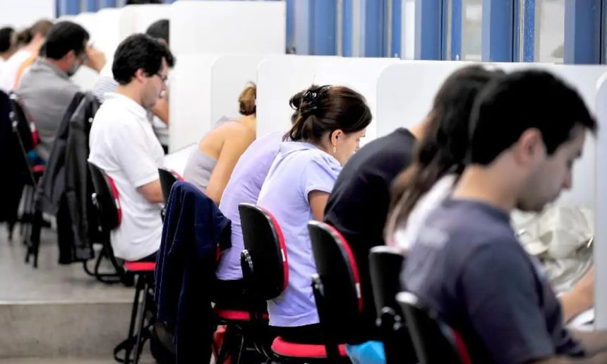 Cursinhos populares têm até sexta-feira (16) para se inscrever na Rede Nacional CPOP; MEC oferece apoio financeiro e bolsas a estudantes