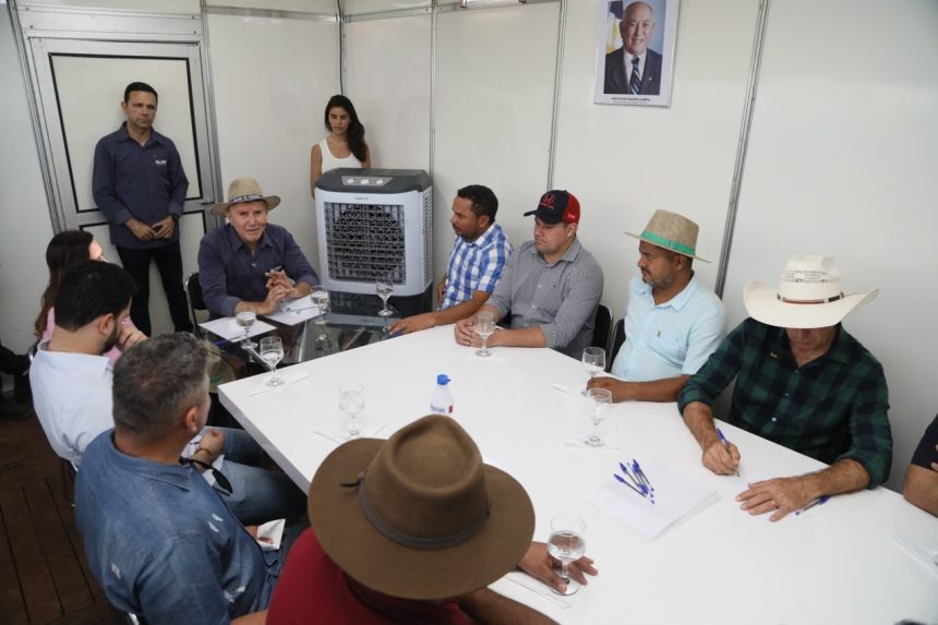 Vereador Josmundo apresenta demandas ao prefeito Eduardo Siqueira durante reunião na Agrotins