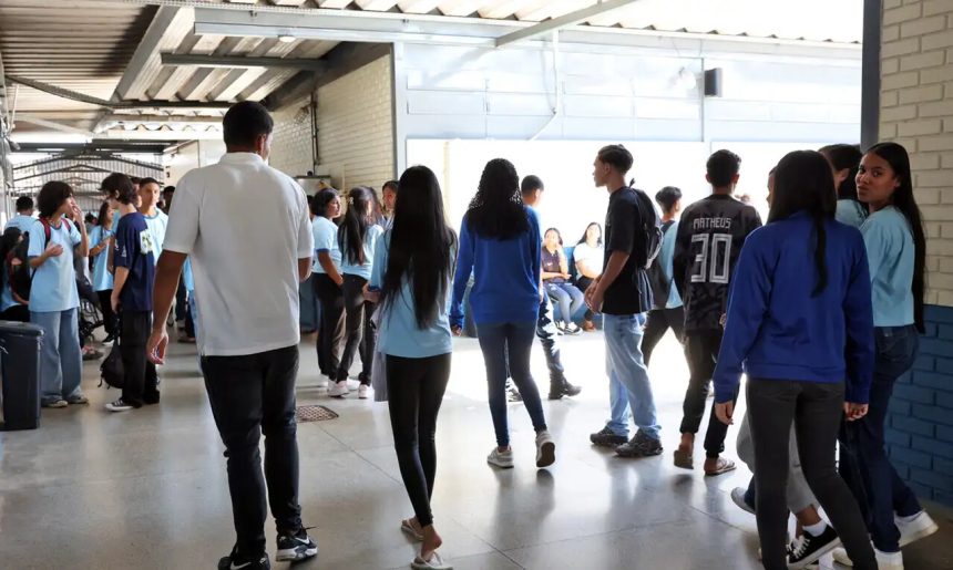 Estudantes nascidos em setembro e outubro recebem nova parcela do programa Pé-de-Meia nesta segunda-feira