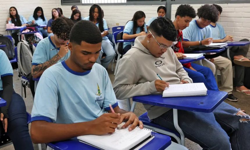 Alunos nascidos em maio e junho recebem nesta quarta a quarta parcela do Pé-de-Meia; pagamentos seguem até dia 30