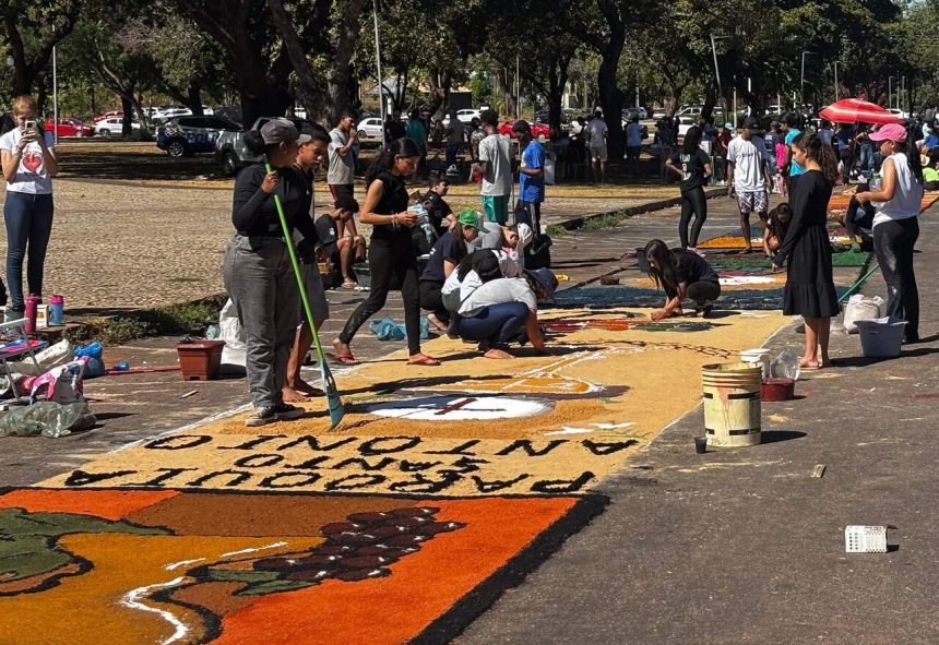 Fiéis de Palmas transformam Praça dos Girassóis em tapetes de fé durante Corpus Christi