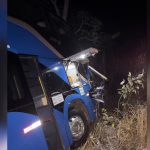 Ônibus sai da pista para evitar colisão com carreta tombada na TO-134; ninguém ficou ferido