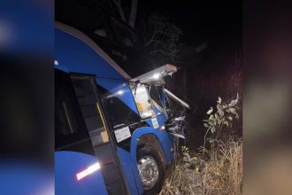 Ônibus sai da pista para evitar colisão com carreta tombada na TO-134; ninguém ficou ferido