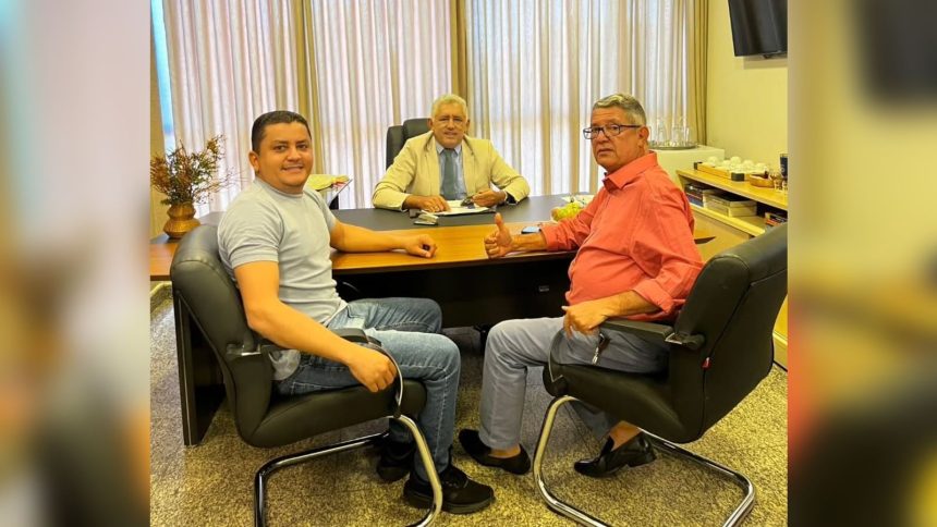 Deputado Cleiton Cardoso recebe prefeitos de Cristalândia e Rio dos Bois para alinhar ações em benefício da população