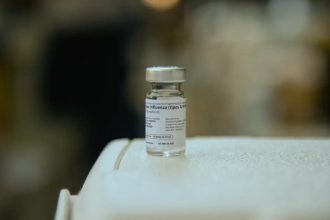 Casos de síndrome respiratória grave aumentam 30% e acendem alerta para o inverno; vacinação e cuidados básicos são principais formas de prevenção
