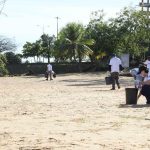 Dia do Meio Ambiente tem mutirão de limpeza em praia de Palmas com participação de funcionários do aeroporto e recolhimento de 50 quilos de lixo