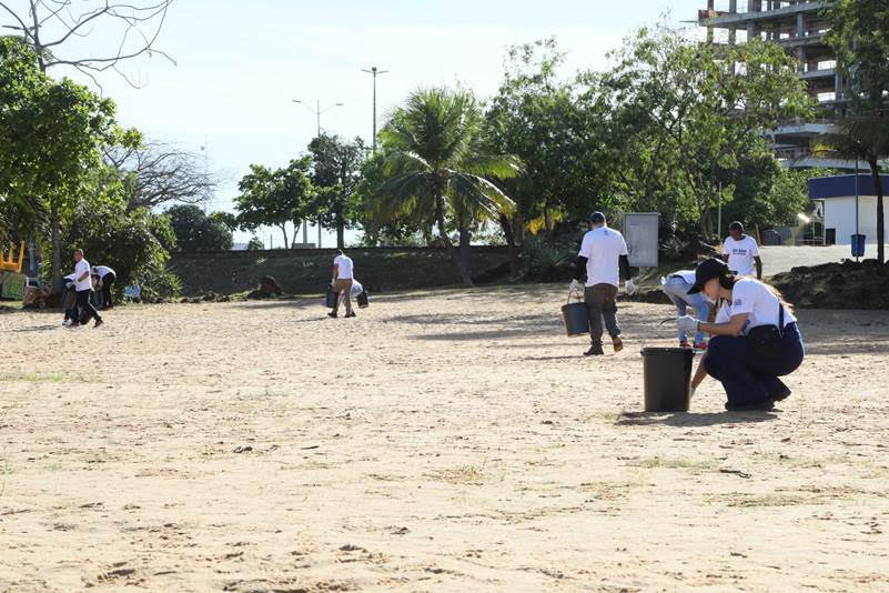 Dia do Meio Ambiente tem mutirão de limpeza em praia de Palmas com participação de funcionários do aeroporto e recolhimento de 50 quilos de lixo