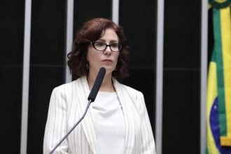 Deputada federal Carla Zambelli deixa o Brasil e anuncia que pedirá licença do mandato após condenação no STF; entenda