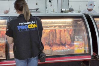 Pesquisa do Procon revela variação de até 111% nos preços das carnes em Araguaína; linguiça suína lidera ranking