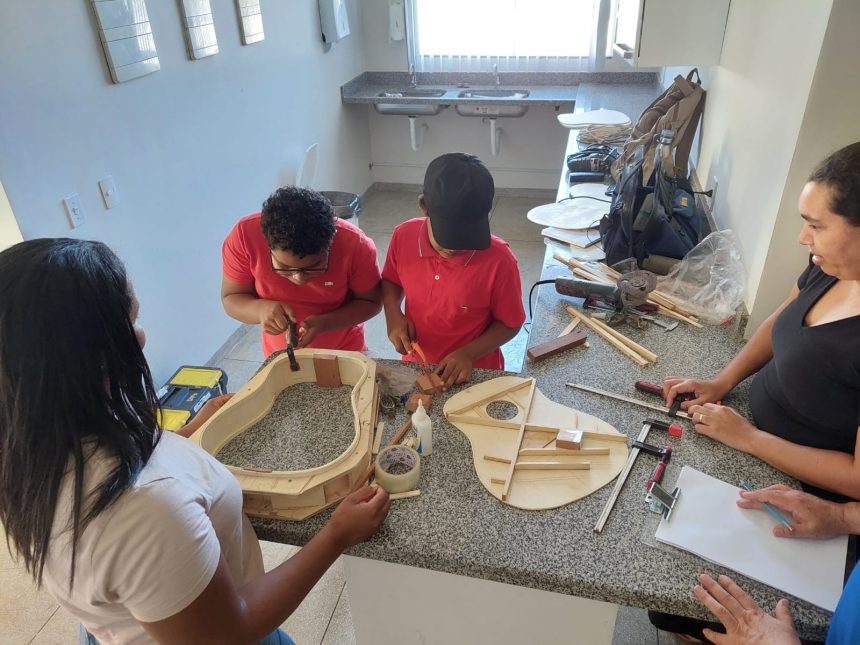 Oficina de luthieria em Palmas ensina crianças a construírem violões e promove arte como forma de cuidado