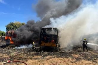 Incêndio atinge vegetação no Aureny IV e destrói ônibus sucateados no sul de Palmas