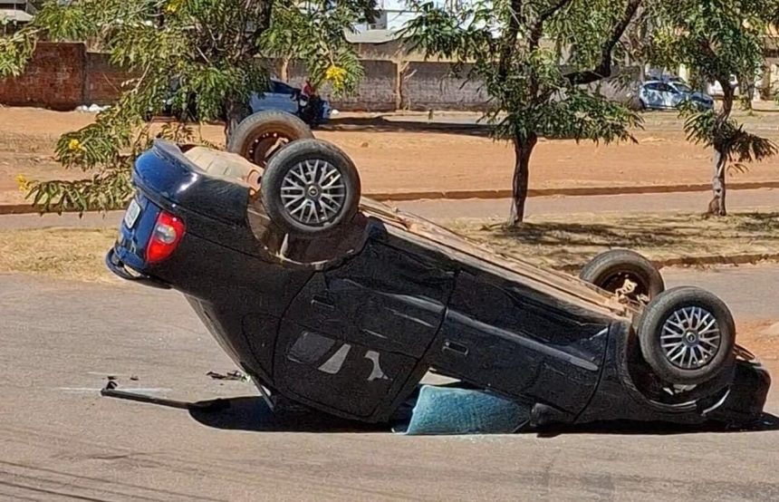 AGORA: Colisão entre veículos resulta em capotamento e carro fica com as rodas para cima em cruzamento da 104 Norte, no centro de Palmas
