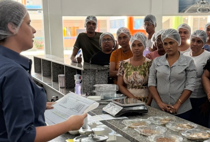 Cozinheiros da rede municipal passam por treinamento para elevar qualidade das refeições servidas nas escolas 1 Cozinheiros da rede municipal passam por treinamento para elevar qualidade das refeições servidas nas escolas