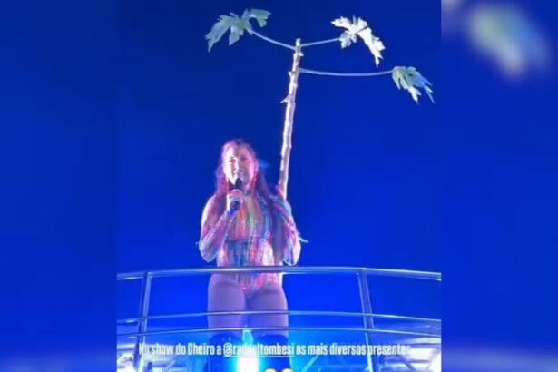 Cantora da Cheiro de Amor recebe pé de mamão durante show e descobre tradição do Miracaxi