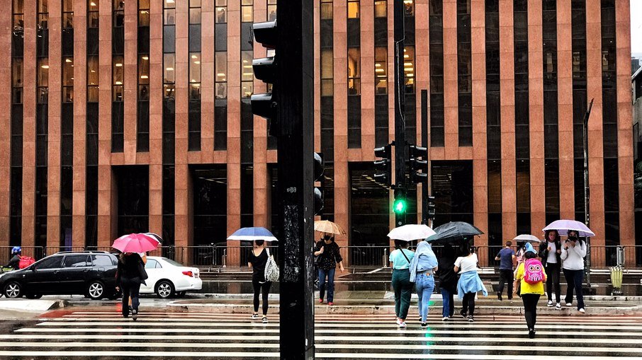 Tempo nublado e chuvoso nesta segunda-feira em São Paulo