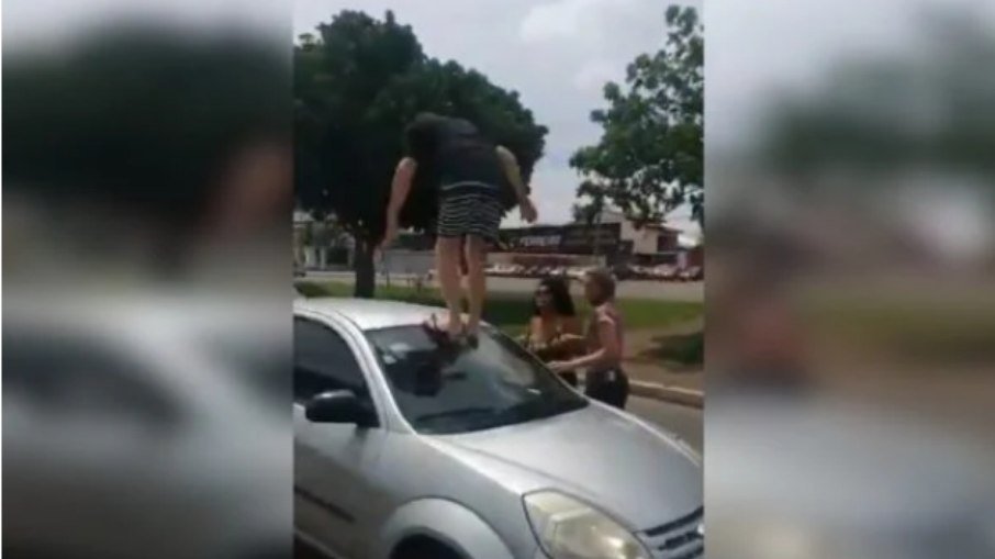 VÍDEO: Homem persegue e vandaliza carro de mulher após batida de trânsito