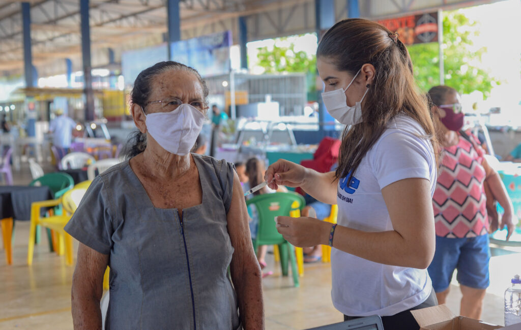 Em ação da Prefeitura de Palmas, população comparece à Feira do Aureny I para ser vacinada contra a Covid-19