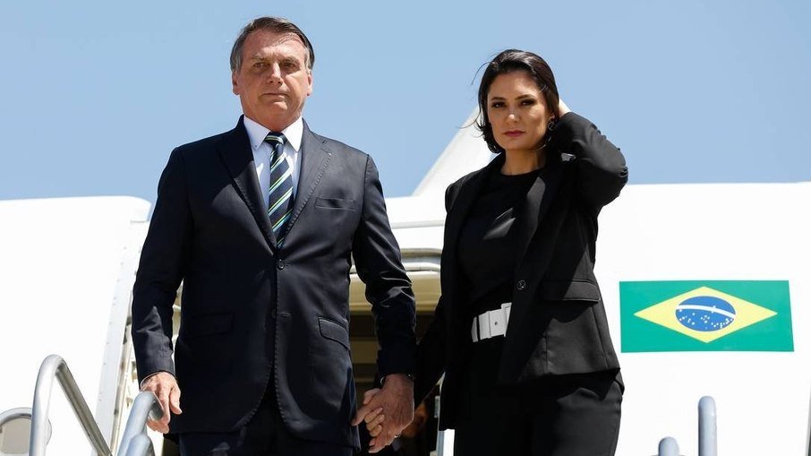 Damares leva 7 da família de Michelle Bolsonaro em voo da FAB para SP