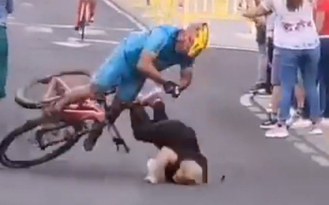Mulher é atropelada por ciclista em alta velocidade durante prova; veja