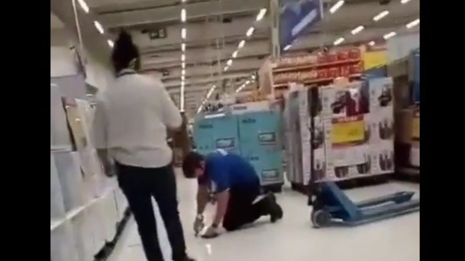 Gerente é flagrada ao humilhar vendedor em Carrefour do MS; veja vídeo