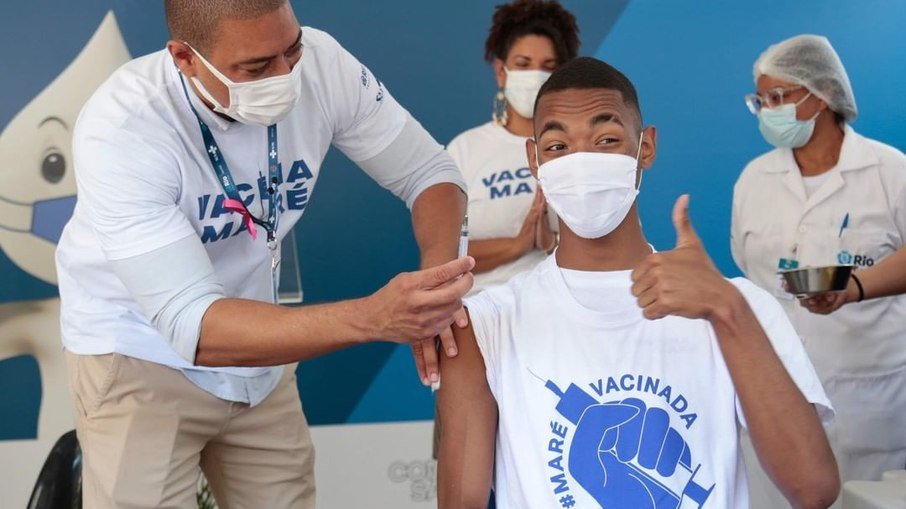 Rio atinge 65% de vacinados espera Alerj para flexibilizar uso de máscaras
