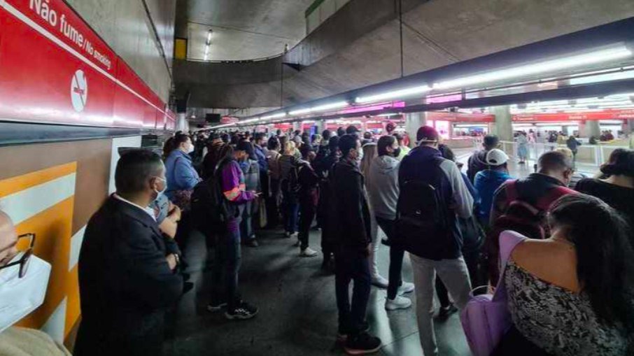 Após manhã caótica no metrô de SP, empresa culpa ladrões por roubo de cabos