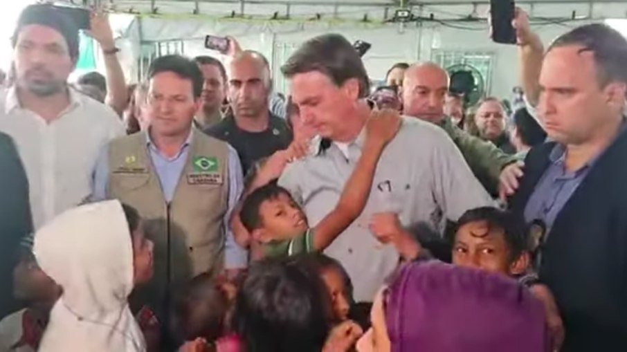 Bolsonaro publica vídeo com crianças venezuelanas e culpa esquerda pela fome