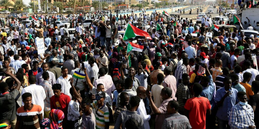 Manifestantes contra golpe no Sudão mantêm-se nas ruas