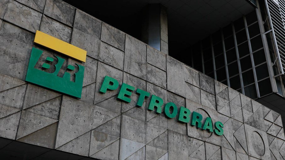 Bolsonaro repete vontade de privatizar Petrobras e petroleiros ameaçam greve