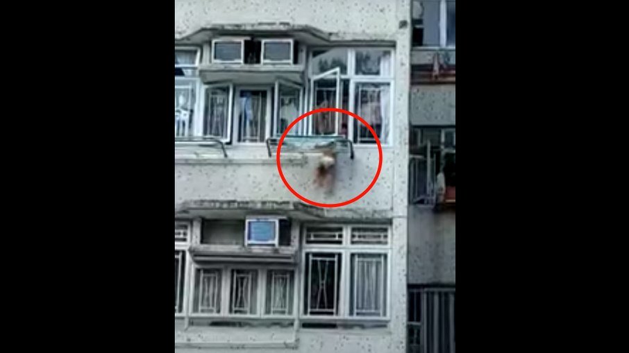 VÍDEO: criança de 3 anos fica pendurada em janela do 4º andar de apartamento
