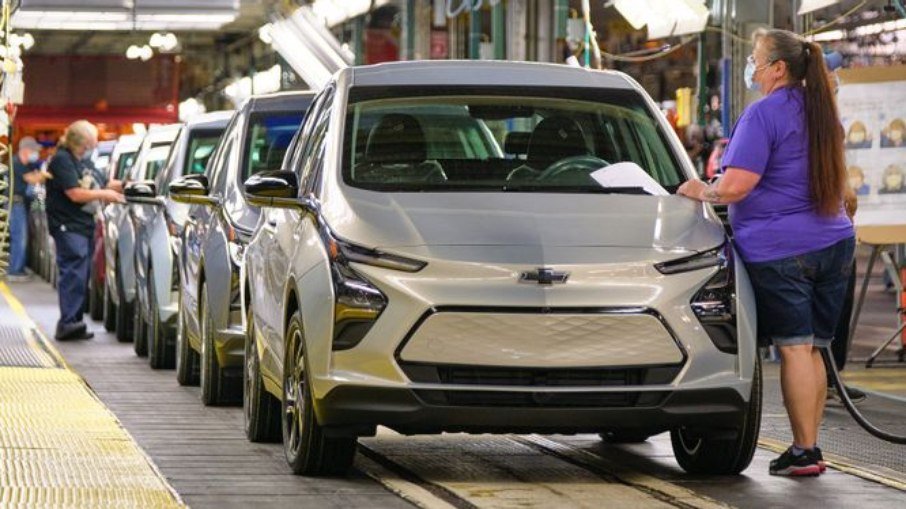 GM volta a produzir o elétrico Bolt depois do recall por falha nas baterias