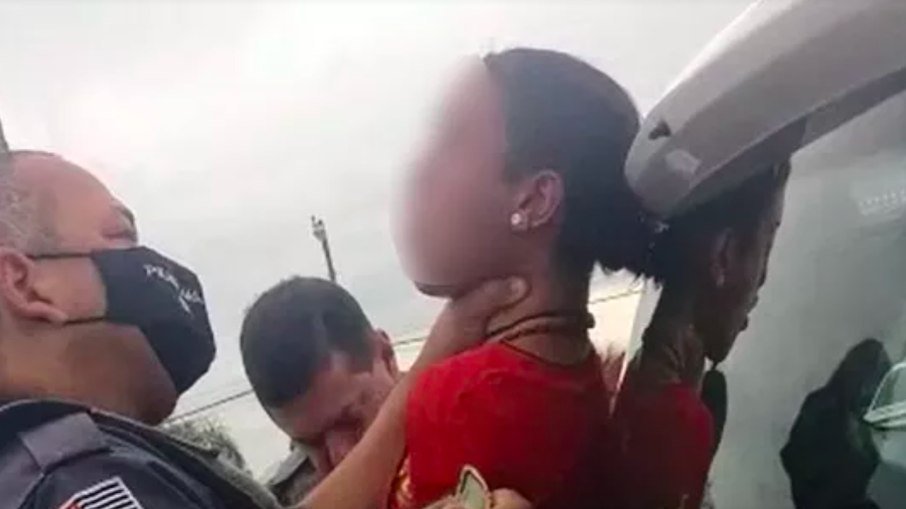 Policial enforca jovem durante abordagem em Icanga (SP)