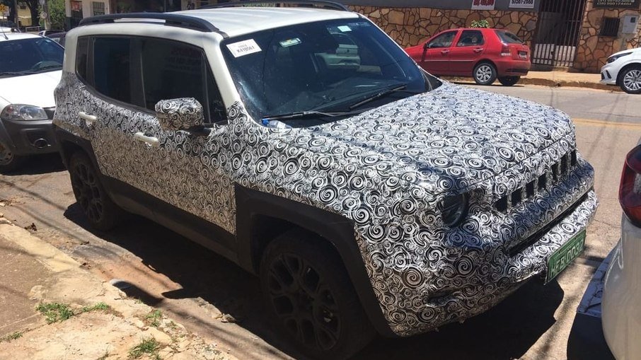Flagra! Jeep Renegade renovado é visto camuflado antes da estreia
