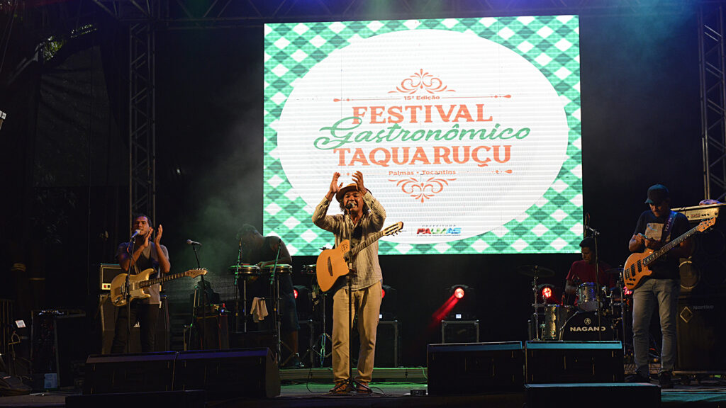 15º FGT: cantores e artistas circenses se apresentam na primeira noite do Festival Gastronômico de Taquaruçu