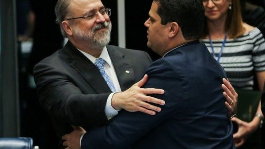 Alcolumbre insiste em Aras para substituir André Mendonça e trava pauta da CCJ